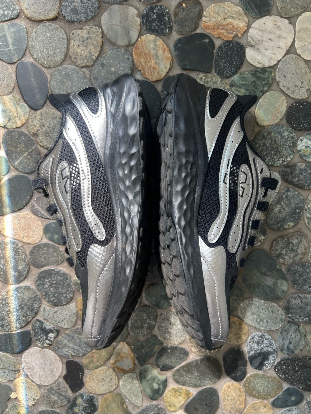 New Balance Black & Silver Mesh Running Shoe size 8 wide - Picture 4 of 7